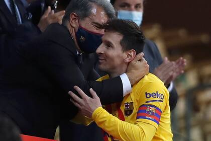 Otros tiempos: el abrazo de Joan Laporta, presidente de Barcelona, y Lionel Messi, tras la obtención de la Copa del Rey en 2021