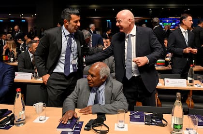 Otros tiempos: el portugués Luis Figo y el presidente de la FIFA Gianni Infantino se saludan durante un Congreso de la entidad rectora del fútbol mundial