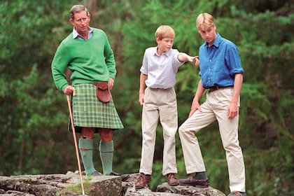 Otros tiempos: el príncipe Carlos con sus hijos Guillermo y Harry en la finca de Balmoral
