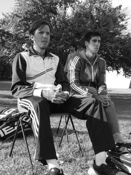 Otros tiempos: el tenista Franco Feitt, suspendido de por vida por arreglo de partidos, junto con Juan Pablo “Polaco” Brzezicki, cuando se entrenaba en su academia.