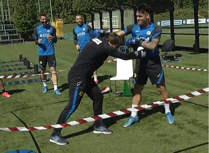 Otros tiempos: en un simulacro de pelea pública, Lautaro Martínez y Antonio Conte crearon una parodia tras una discusión en un partido contra Roma