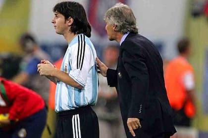 Messi y el primer gran respaldo, el de Pekerman; del debut en 2005 a estar frente a frente en 2022 en el partido del viernes Argentina-Venezuela