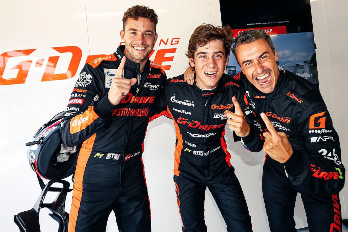 Otros tiempos: Franco Colapinto y Roman Rusinov (a su derecha) posan felices tras un triunfo con el equipo G-Drive