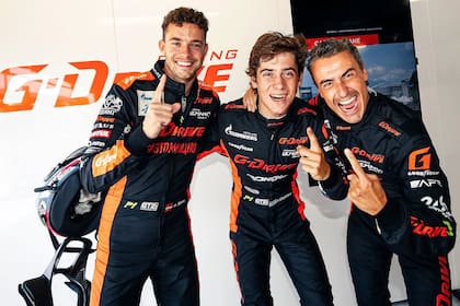 Otros tiempos: Franco Colapinto y Roman Rusinov (a su derecha) posan felices tras un triunfo con el equipo G-Drive