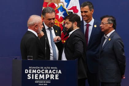 Otros tiempos, hace un año. De izquierda a derecha, los presidentes de Brasil, Luiz Inácio Lula da Silva; Uruguay, Yamandu Orsi, y Chile, Gabriel Boric; el presidente del gobierno español, Pedro Sanchez, y el mandatario de Colombia, Gustavo Petro, conversan durante una cumbre sobre democracia y multilateralismo en el Palacio de La Moneda en Santiago de Chile, el lunes 21 de julio de 2025.