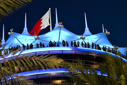 Otros tiempos: la bandera de Bahréin flamea en el circuito de Sakhir; la escalada bélica en Medio Oriente anuló el reposicionamiento de la fecha en la temporada de Fórmula 1