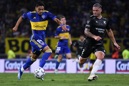 Otros tiempos: Luca Langoni, pelota al pie y cabeza levantada, con la camiseta de Boca