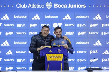 Otros tiempos: Riquelme y Gago sonrientes en la presentación del DT.