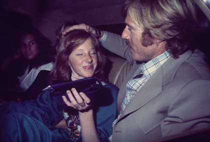 Otros tiempos: Robert Redford junto a su hija Amy, en un taxi cerca de la Brooklyn Academy of Music, en 1970, en Nueva York