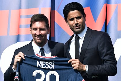 Otros tiempos: un Messi sonriente durante la presentación como nuevo jugador de PSG, junto con el propietario del club, Nasser Al-Khelaifi