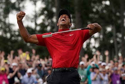 Otros tiempos: Woods reacciona al ganar el Masters de Augusta, el domingo 14 de abril de 2019