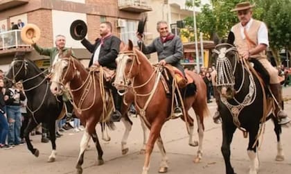 Ottaviani, Moares, Acuña y Cerdá, los cuatro jinetes que cabalgan con la Virgen de Luján para homenajear al personal de salud y de la seguridad