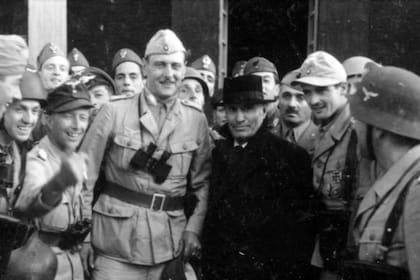 Otto Skorzeny, líder de la Operación Roble, junto a Benito Mussolini luego del cinematográfico rescate