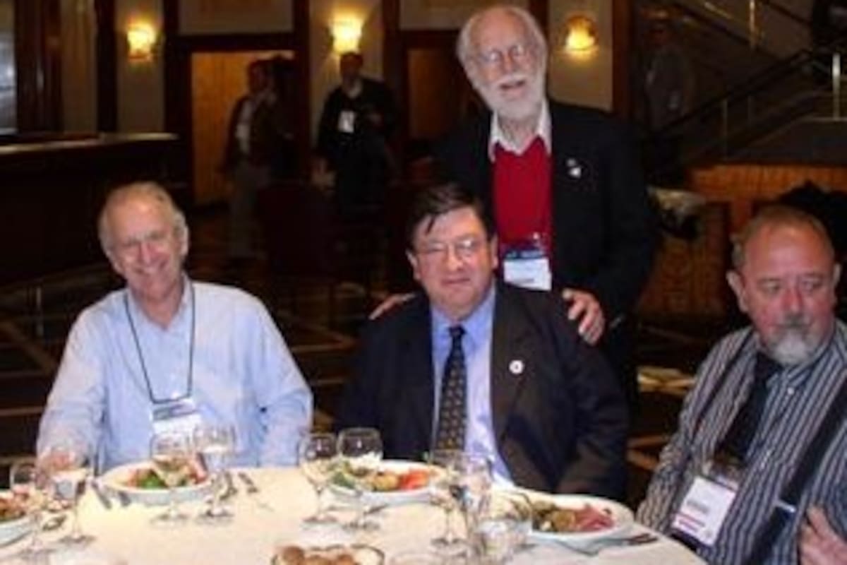 Otto Solbrig, detrás de Roberto Peiretti