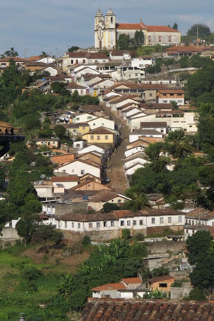 Calle empinada con "caseroes" de tejas: postal de Ouro Preto.