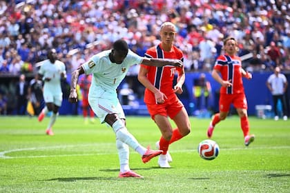 Ousmane Dembele ya remató de derecha y señalará el 1-0 de Francia ante Noruega