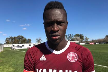 Ousmane Ndong, ya como defensor, con la camiseta del Granate