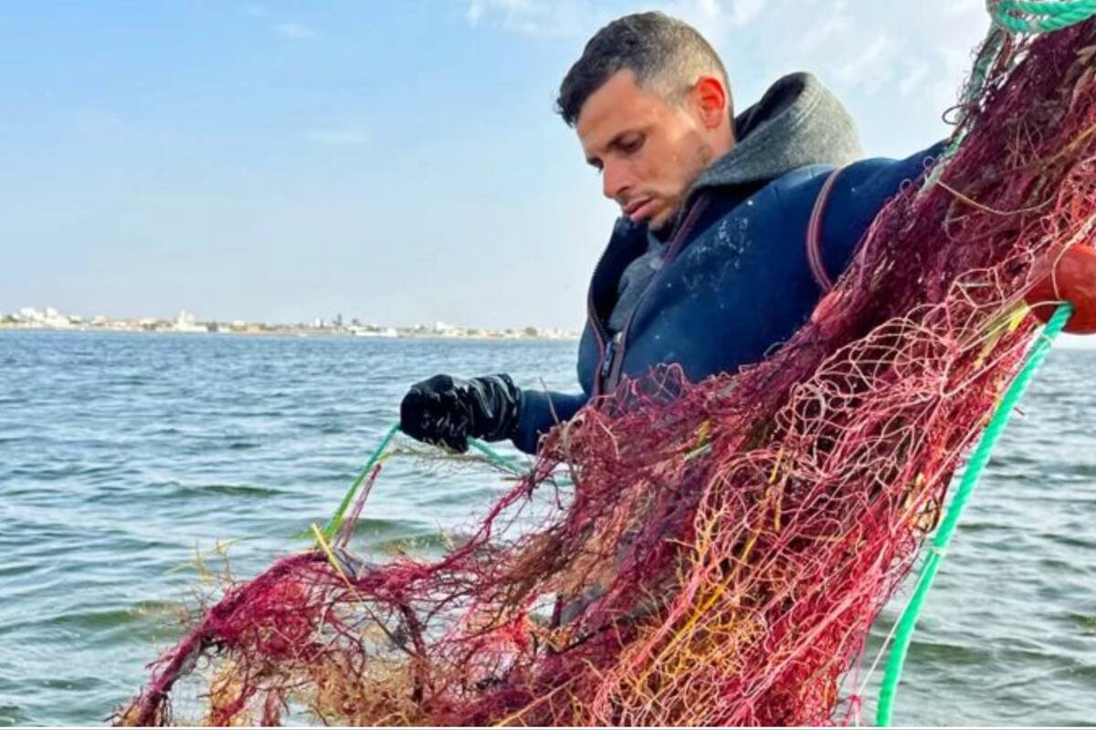 Oussama Dabbebi se ha acostumbrado a encontrar cuerpos de migrantes en sus redes de pesca.