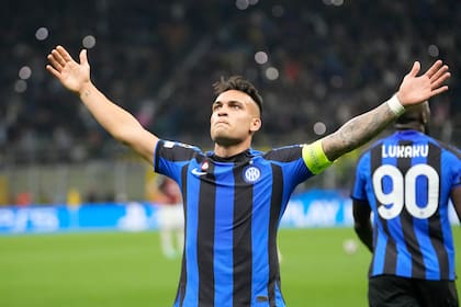 Ovación y reconocimiento para Lautaro Martínez; el capitán de Inter celebra tras anotar el gol en el duelo de vuelta contra Milan por las semifinales de la Champions League