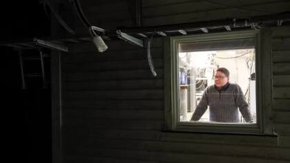 Ove Hermansen ha estudiado la contaminación del aire durante más de 20 años en el observatorio Zeppelin, donde los investigadores también deben estar atentos a los osos polares