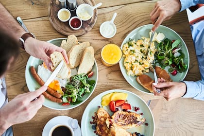 El huevo es un alimento bajo en calorías y carbohidratos, alto en proteínas, aminoácidos esenciales, vitaminas y minerales con propiedades antioxidantes y antiinflamatorias