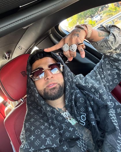 Ovi es un cantante de corridos tumbados, reguetón y trap latino de origen cubano