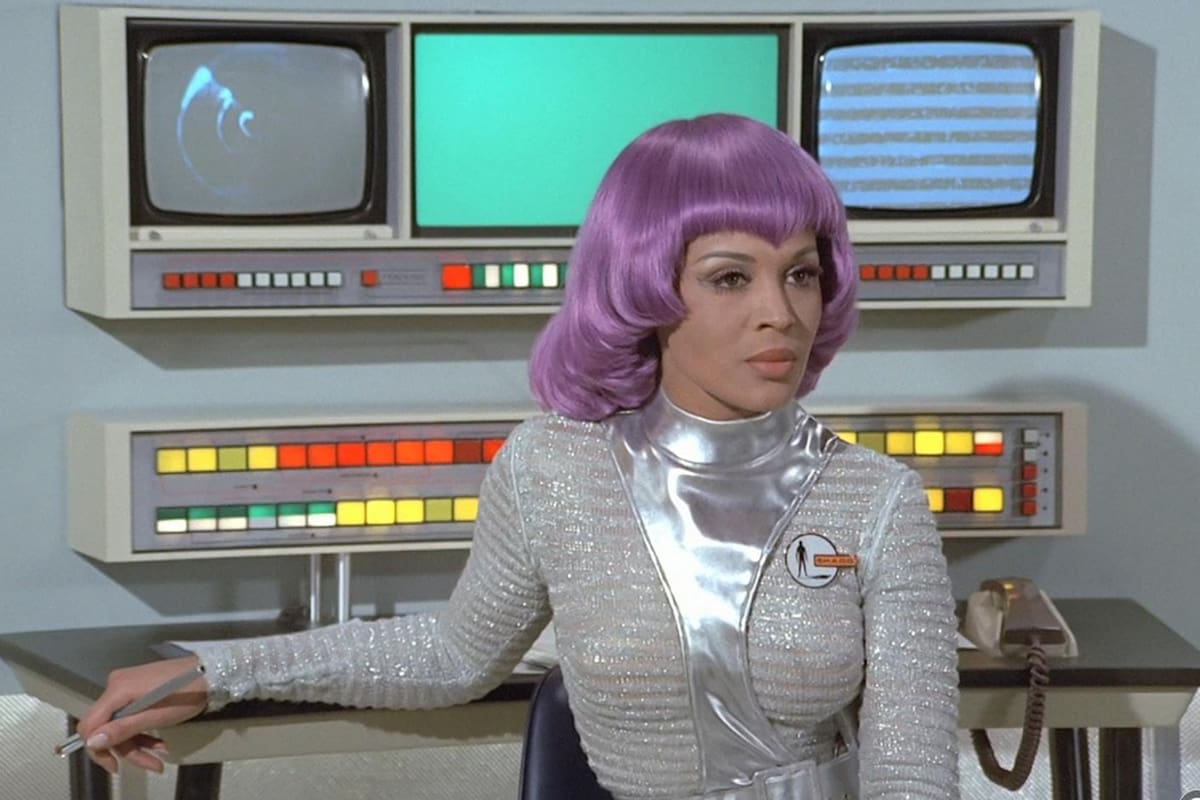 OVNI: chicas en catsuits, hombres elegantes y la conspiración para ocultar una invasión alienígena que llenó la pantalla de dilemas morales