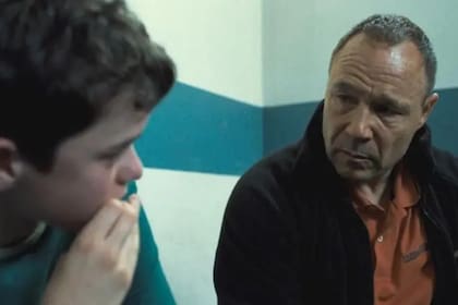 Owen Cooper y Stephen Graham en una escena de Adolescencia
