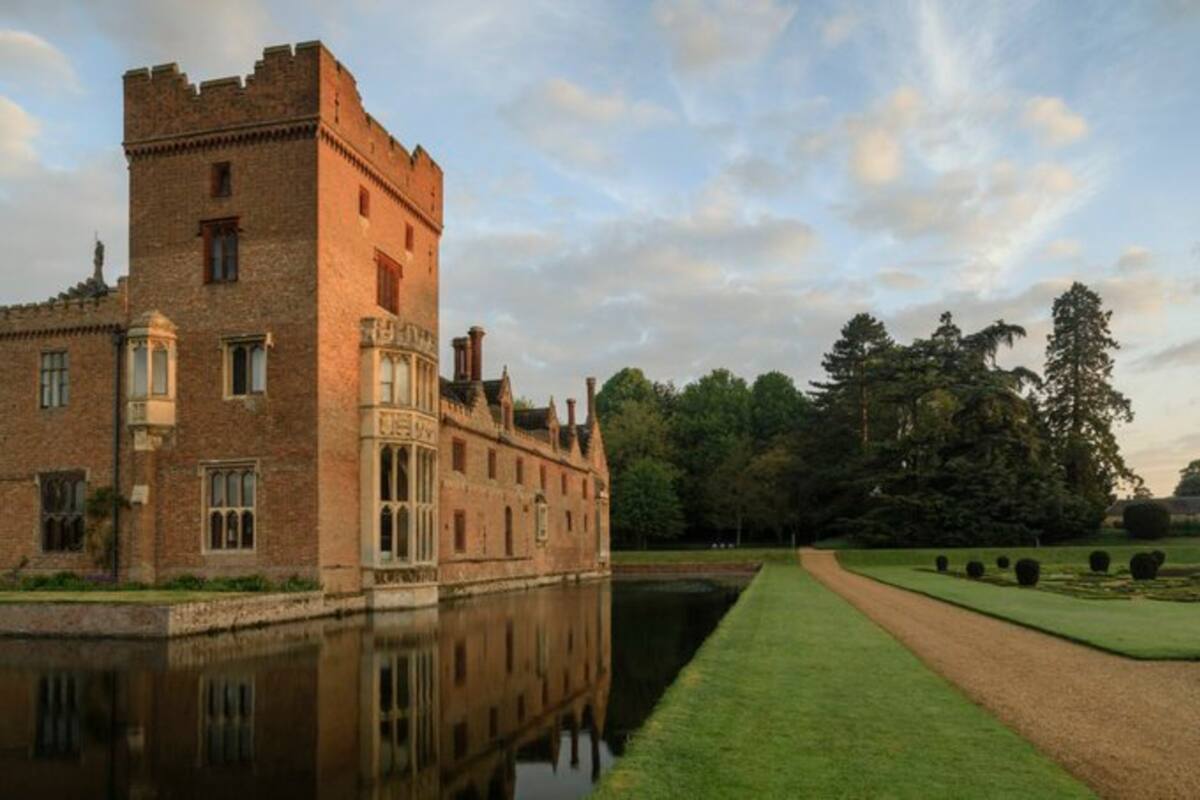 Oxbourgh Hall, en Norfolk, es la residencia medieval con foso donde se hicieron los descubrimientos escondidos en el desván: piezas de textiles isabelinos intactos, un ejemplar de un libro de salmos y una página de un manuscrito antiguo, entre otros