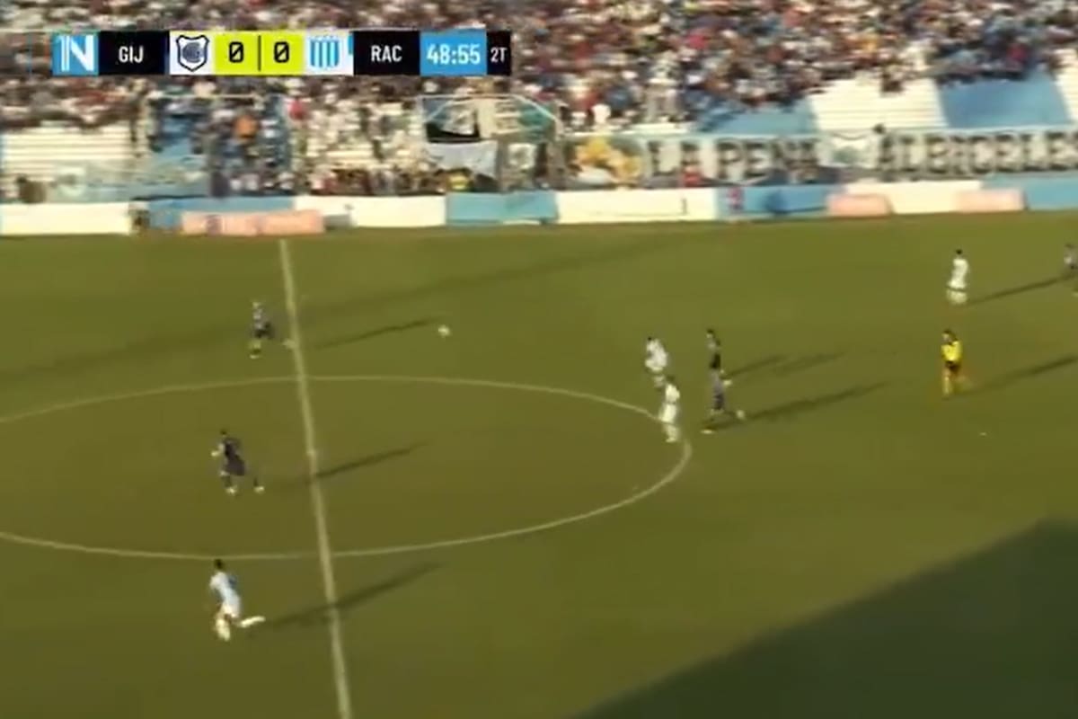 Oyola ya pateó desde atrás de mitad de cancha; será un golazo para el triunfo de Racing de Córdoba en Jujuy