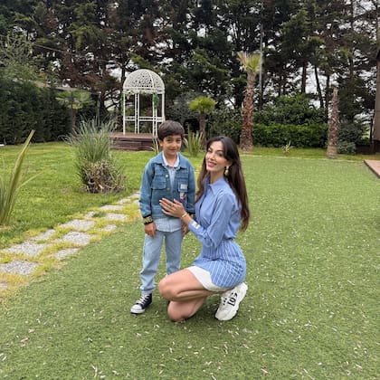 Özge Atalay junto a su hijo de 7 años de edad