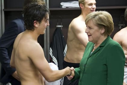Ozil y Merkel, durante uno de los encuentros en el vestuario de la selección alemana