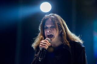 Ozzy vende un murciélago de peluche, a 37 años de haber mordido uno real