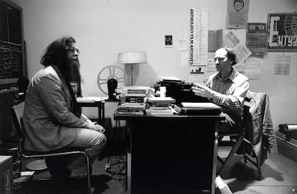 P. Adams Sitney y Mekas, dos de los creadores del Anthology Film Archives, en una oficina de la institución destianda a la preservación, el estudio y la exhibición de películas