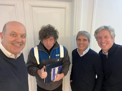 El presidente Javier Milei con Stuzenegger, Caputo y Bausili