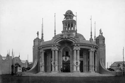 Obra del arquitecto italiano Virginio Colombo, el edificio es el único que se conservó en pie de los 35 construidos para los festejos del Centenario de la Revolución de Mayo
