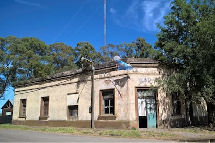 El partido de Azul, que celebra su aniversario fundacional con un feriado local el 16 de diciembre, incluye la ciudad homónima y las localidades de Ariel, Cacharí, Chillar, 16 de Julio, Lazzarino, Martín Fierro, Miramonte, Nieves, Pablo Acosta (en foto), Parish y Shaw