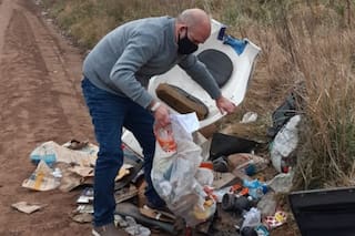 Un intendente revolvió basura para identificar a su "dueño" y lo denunció penalmente