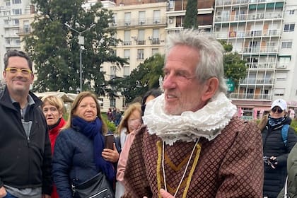 Pablo Alarcón estuvo actuando el año pasado en las plazas con una propuesta a la gorra como modo también de alivianar su situación económica