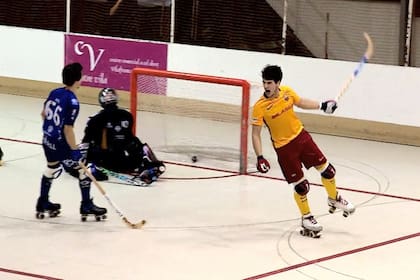 Pablo Álvarez celebra un gol; 27 años después, el Messi del hockey sobre patines volvió a su San Juan, pero con la camiseta de Barcelona.