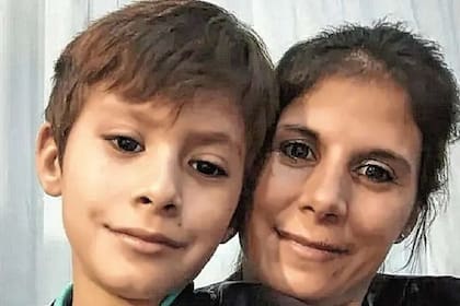 Pablo Álvarez junto a su madre, Vanesa; el chico de ocho años había sido internado en un sanatorio de Rosario tras ser diagnosticado con hepatitis aguda.