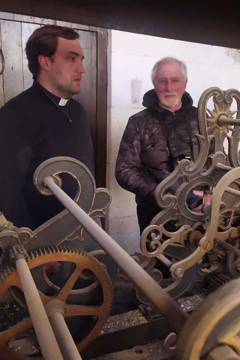 Pablo Arauz junto al cura vicario Juan Pablo Arrechea. Ambos visitaron la torre del reloj, instalado en 1908.