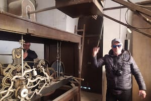 Pablo Arauz. Para celebrar la ocasión de su visita a la torre, sonaron las campanas en la catedral marplatense