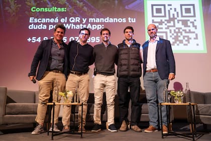 Pablo Avalle, profesor de la Universidad Austral, director de Xerendip Venture Builder; Nicolás Otamendi, CEO & Cofounder EIWA; Manuel Pascual Merlo, gerente de Nuevos Negocios Fersam Agroindustrial; Erik Wansart, encargado de Desarrollo Comercial, Ganader IA; Guillermo Roth, líder agronómico, Deep Agro