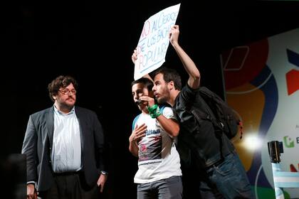 Pablo Avelluto junto a los manifestantes en el escenario de la Feria del Libro