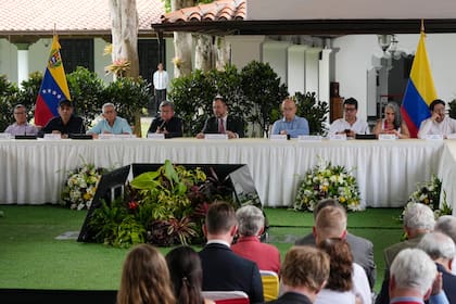Pablo Beltrán, del ELN, cuarto desde la izquierda, habla durante el cierre del cuarto ciclo de conversaciones de paz con el gobierno, el 4 de septiembre de 2023