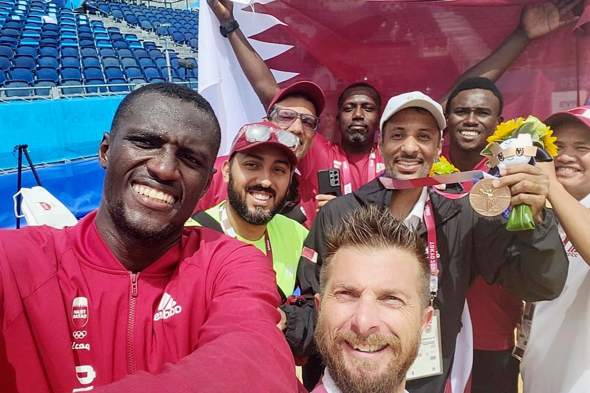 Pablo Bernardi, en primer plano, con los qataríes del vóleibol de playa; con el argentino y su compatriota Mariano Baracetti como entrenadores, Qatar consiguió en Tokio la medalla de bronce, la primera olímpica de un equipo árabe.