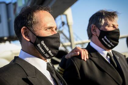 Pablo Biró (derecha), en diciembre 2020, cuando despegó el primer vuelo a Moscú en busca de las vacunas Sputnik