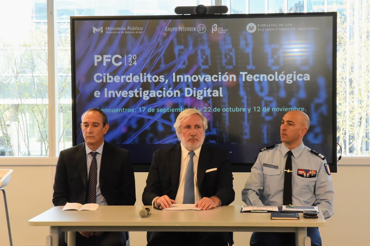 Pablo Bonetto, Gerente Corporativo de Asuntos Legales del Grupo Petersen; Julio Conte-Grand, Procurador General de la provincia de Buenos Aires, y Teniente Coronel Hugo Louis, agregado de Seguridad Interior de la Embajada de Francia en la Argentina