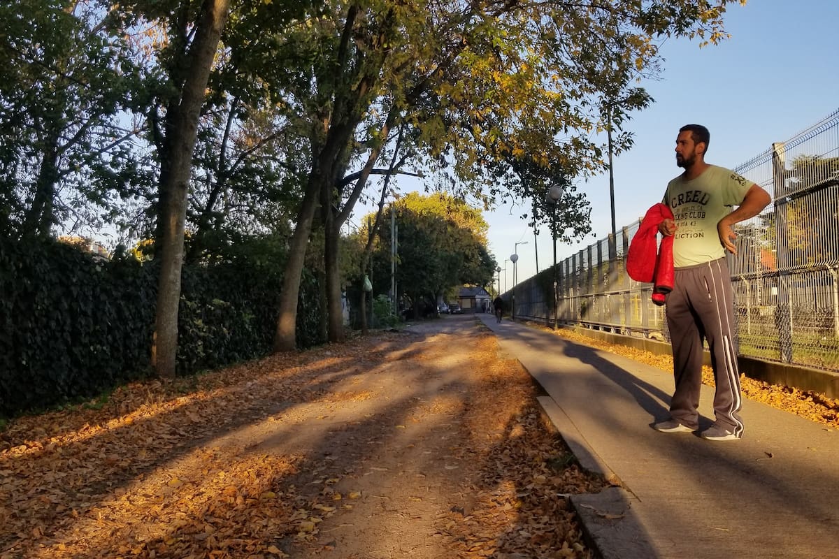 Pablo Bonome, padre de la niña asesinada en octubre de 2018 en la localidad de José Mármol, mira el callejón adonde encontró el cuerpo de su hijita; asegura que hace seis meses esperan pericias judiciales elementales y dice que los cómplices del crimen están libres